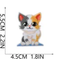 Nahaufnahme des niedlichen dreifarbigen Katzen-Stickaufnähers mit genauen Maßangaben. - Exquisite Glückskatze (X31XM-09-20)