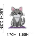 Nahaufnahme des grauen und rosa Katzen-Stickaufnähers mit klaren Maßangaben. - Tigerkatze auf Lila Kissen (X31XM-09-24)