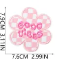 Détail de patch brodé de fleurs à carreaux roses et blancs avec texte Good vibes. - Style Slogan Carreaux Rose Blanc(X24HP-16-07)