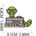 Süßes Bücherwurm Stickabzeichen Detail mit sauberen Nähten, Brille und Bücherstapel. - Bücherwurm Stil (W27XC-112-13)