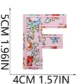 Toppa ricamata con lettera F a fiori rosa, simpatico distintivo in tessuto per borse. - C13SH-07-F
