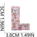 Vista dettagliata della lettera ricamata floreale bordo rosa misura 5cm per 3.8cm toppa. - C13SH-07-L