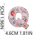 Toppa ricamata con lettera Q floreale rosa, simpatica applicazione termoadesiva per abiti. - C13SH-07-Q