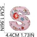 Vista dettagliata del patch ricamato lettera S a fiori rosa con dimensioni precise 5x4.4cm. - C13SH-07-S