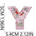 Dettaglio toppa lettera Y ricamata a fiori rosa, primo piano per decorazione vestiti fai da te. - C13SH-07-Y