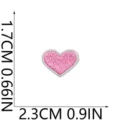 Dettaglio toppa ricamata a cuore rosa, con dimensioni compatte e tessitura di cucitura fine. - C13SH-03-21
