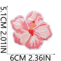 Dettaglio patch ricamato fiore di ibisco rosa, ideale per decorare vestiti e borse fai da te. - X9YT-088-08