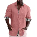 Vista dettagliata della camicia uomo a maniche lunghe con polsini a quadri eleganti. - Taglia S / rosa scuro
