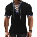 Dettaglio in primo piano della t-shirt a maniche corte a coste nera da uomo con scollo a V. - Taglia S / Nero