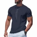 Detailansicht des dunklen strukturierten Stoffes und des Kragens des Kurzarmshirts. - Rosa