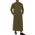 Vue détaillée du thobe homme vintage unicolore à manches longues et col mao avec poches. - Olive