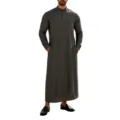 Vue détaillée d'une djellaba traditionnelle grise pour homme avec col montant et poches. - Gris