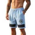 Vista dettagliata di pantaloncini casual in lino azzurro da uomo con stampa totem. - Taglia S / Azzurro