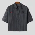 Herren vertikal gestreiftes Kurzarmhemd lose lässige Bluse mit Blumenstickerei Knöpfe. - S / Oberteile / Schwarz und Grau