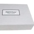 Vue détaillée de la boîte cadeau rayée avec logo de marque clair et texture élégante. - Coffret cadeau AJ gris et blanc / 38,5x27x10 cm / Blanc Cassé
