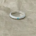 Makro-Detail eines französischen Vintage S925 Silberrings mit gehämmerter Textur und Stein - Himmelblauer Edelstein Gehämmerter Ring (J4385) / Einstellbar