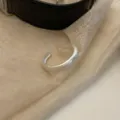 Detailansicht der texturierten Silberoberfläche eines minimalistischen S925-Silberrings. - Matte Gebürstete Schlichte Ring (J3286) / Einstellbar