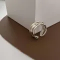 Detailansicht eines minimalistischen S925 Silber Rings mit unregelmäßigen Lagen - Mehrlagiger Stromlinienförmig Umwickelter Ring (J2825) / Einstellbar