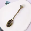 Eleganter Vintage Bronze Rührlöffel mit natürlichem grünem Kristall und Blumenschnitzerei - Grüner Fluorit Messing