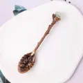 Antiker Kupferlöffel mit grünem Kristall und Blumenschnitzerei für Kaffee und Dessert - Grüner Fluorit Roségold