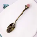 Vintage-Löffel aus Bronze mit natürlichem Rosenquarz-Kristall und floralen Gravuren - Erdbeerquarz Messing