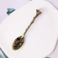 Vintage-Löffel aus Bronze mit Schnitzereien und einem natürlichen rosa Rohkristall - Rosenquarz Messing
