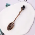 Vintage Kupfer-Kaffeelöffel mit schwarzem Naturkristall und kunstvollen Blumenverzierungen - Obsidian in Roségoldfarbe