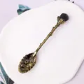 Antiker geschnitzter Kupferlöffel mit schwarzem Kristall für Kaffee - Obsidian Messing