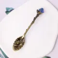 Vintage Bronze-Kaffeelöffel mit einem natürlichen blauen Lapislazuli-Rohkristall oben - Lapislazuli Messing