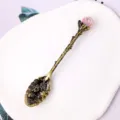 Vintage Bronze-Rührlöffel mit rosa Naturstein und geschnitztem Blumendesign - Roter Achat Messing