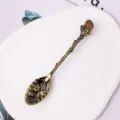 Eleganter geschnitzter Bronzelöffel im Vintage-Stil mit natürlichem braunem Kristall. - Tigerauge Messing
