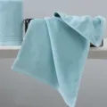 Serviette de bain en coton uni bleu clair, douce et absorbante pour usage quotidien. - Vert
