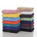 Asciugamani viso puro cotone colorati impilati ordinatamente, morbidi e assorbenti per casa. - colori misti casuali