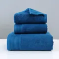 Ensemble de trois serviettes de bain en coton bleu foncé, douces et très absorbantes. - Indigo