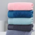 Serviette en coton multicolore, variante texturée douce en peluche pour salle de bain. - Multicolore