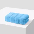 Asciugamano per viso in cotone unito azzurro chiaro morbido e assorbente per uso quotidiano. - Celeste