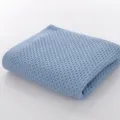 Belle serviette de toilette en coton gaufré bleu clair, douce et respirante pour bébé. - 74x33 cm / Gris Bleu