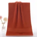 Serviette de visage en coton doux unie avec élégante bordure tissée pour la salle de bain. - 74x33 cm / Cramoisi