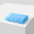 Serviette carrée en coton pur bleu clair, douce variante de linge de maison pour usage quotidien. - Bleu ciel