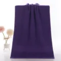 Serviette unie violette en pur coton douce et absorbante pour usage quotidien - 74x33 cm / Violet foncé