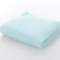 Serviette éponge gaufrée en coton bleu clair, douce, respirante et unie modèle. - 74x33 cm / Vert Armoise