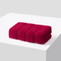 Serviette de visage en pur coton magenta, soigneusement pliée pour un usage quotidien. - Rouge Camélia