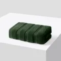 Serviette de visage texturee en coton vert fonce, douce et absorbante pour un usage quotidien. - Vert olive