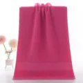 Serviette de bain unie en pur coton rose, douce et absorbante pour un usage quotidien à la maison. - 74x33 cm / Rose rouge