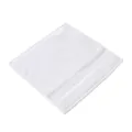 Serviette de visage blanche en coton, carré uni doux et absorbant pour un usage quotidien. - Blanc pur