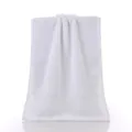 Serviette de visage en coton blanc pur avec double bordure en satin, douce, absorbante, ideale. - Blanc pur