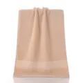 Serviette de visage unie en pur coton beige, douce et très absorbante pour la salle de bain. - Beige