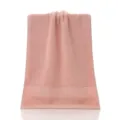 Serviette de visage en coton uni rose, douce au toucher, avec double bordure en satin. - Rose Clair