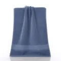 Serviette de visage unie en pur coton avec bordure double satin, douce et très absorbante. - Bleu foncé