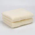 Ensemble de serviettes de visage douces en coton beige crème, pliées soigneusement. - Blanc Cassé